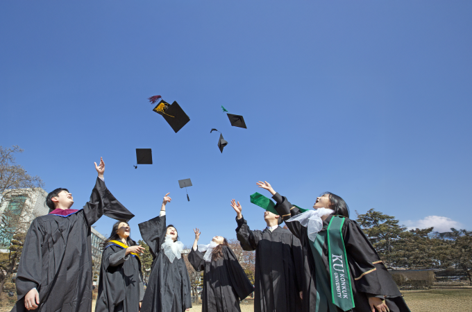  4억 원 선물 안긴 내리사랑  올해 건국대 졸업식은 축제의 장 대표이미지